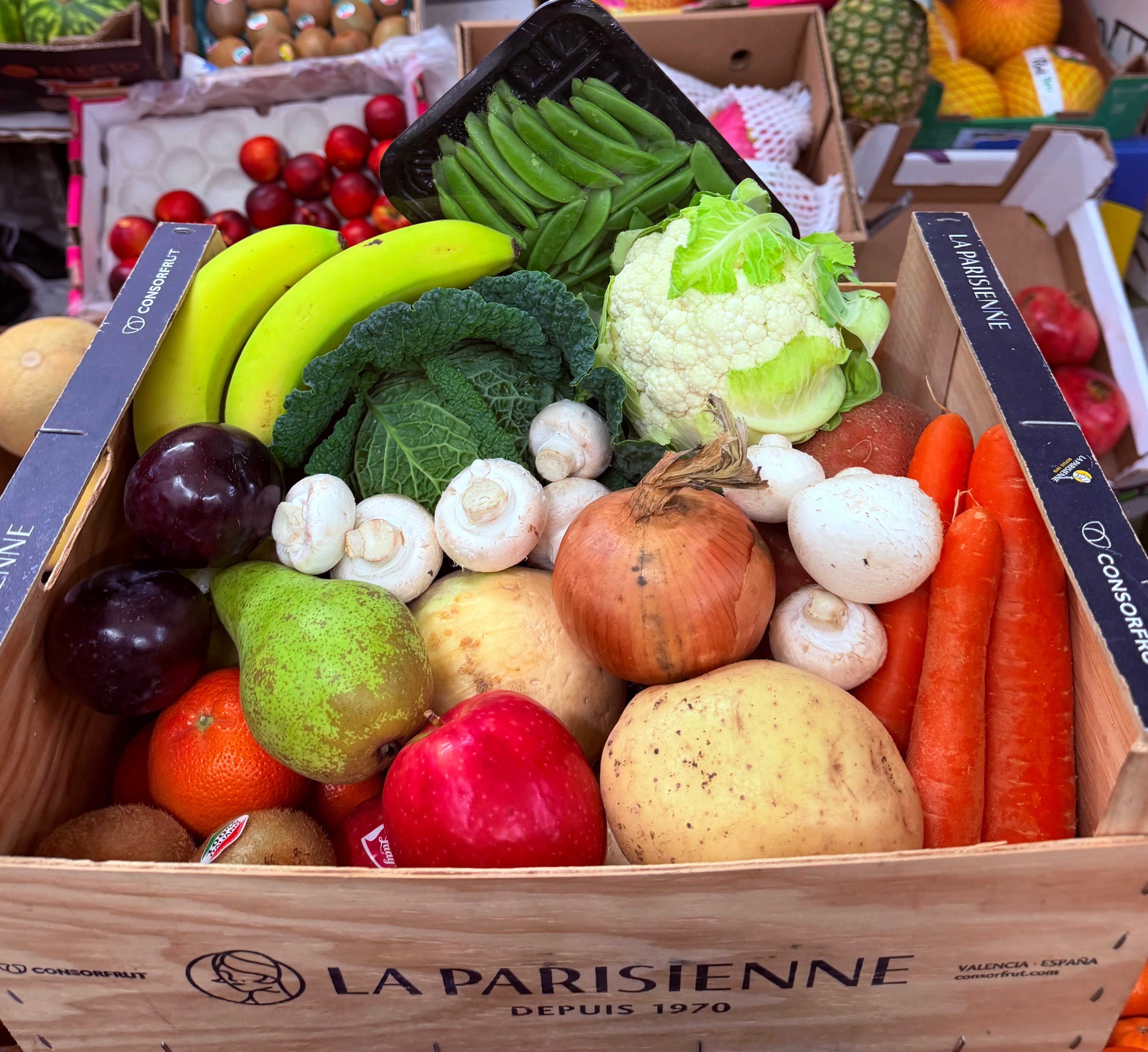 A Weekly fruit & veg box 1 £20
